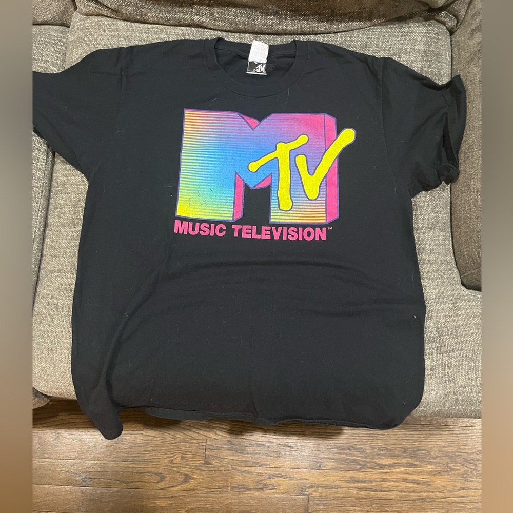 MTV classic logo t-shirt, neon colors and 80s/90s vibes! Size L.